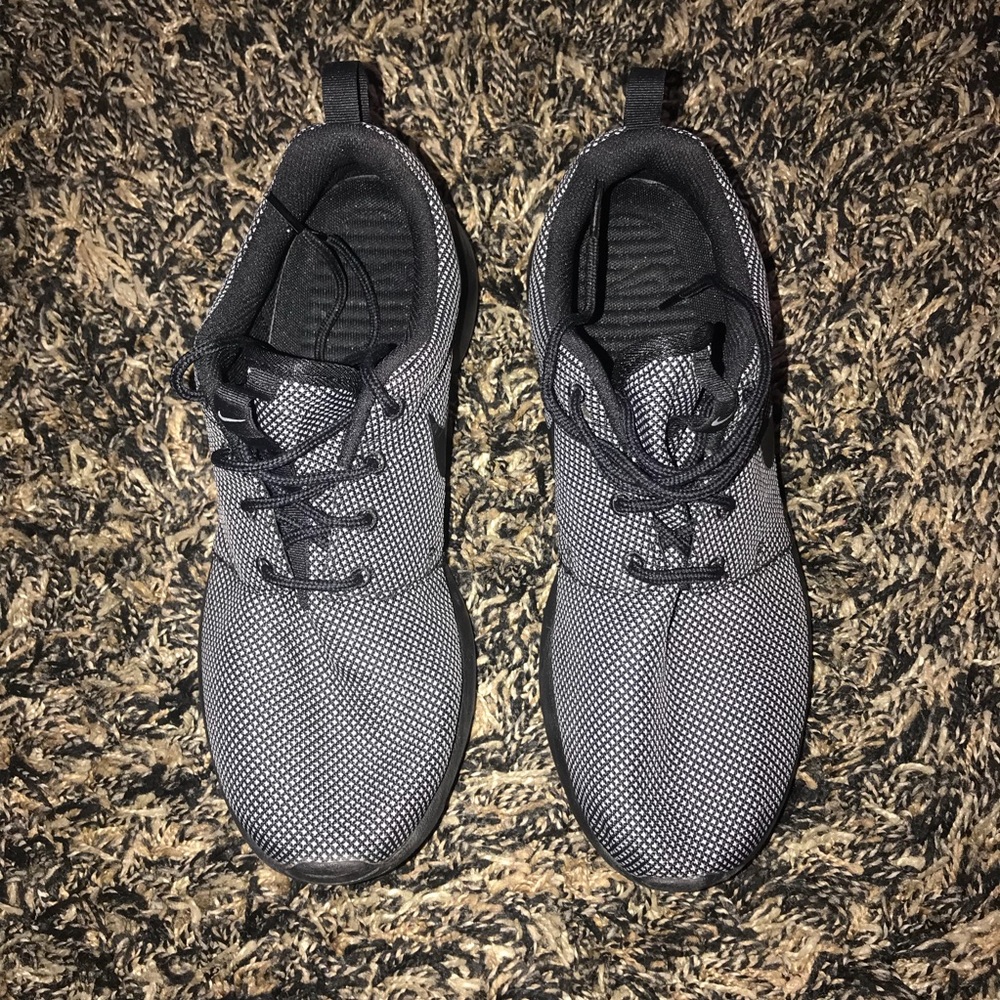 NIKE ROSHE SZ {9}
